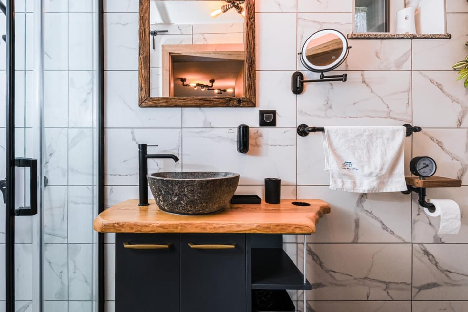 Bathroom, towels