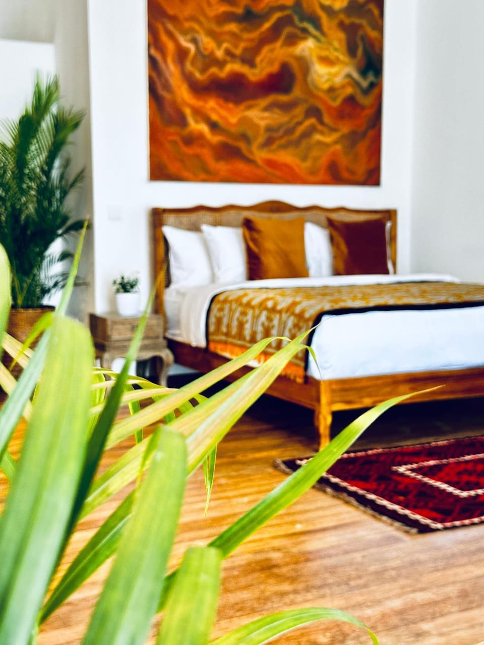 Bed, Living room, Decorative detail, Seating area, Bedroom