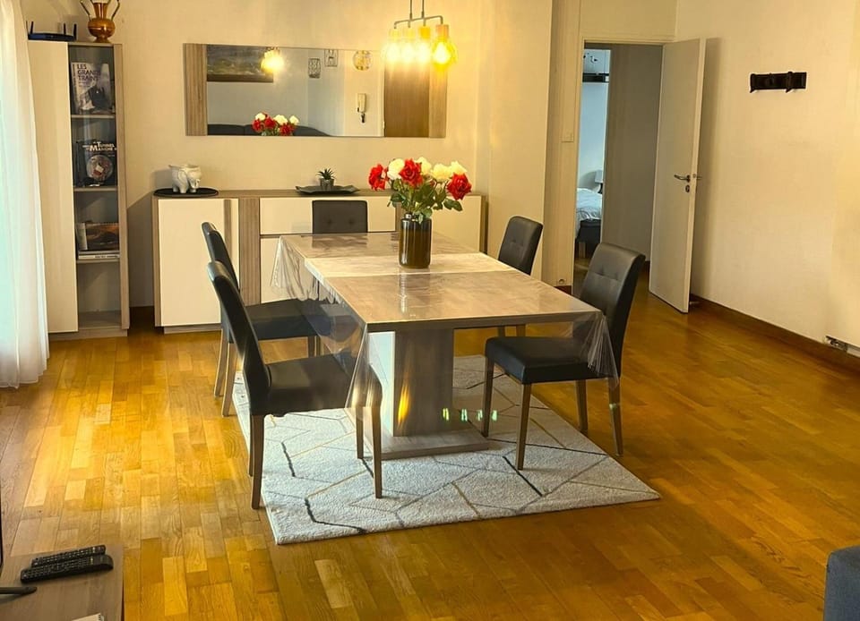 Living room, Seating area, Dining area