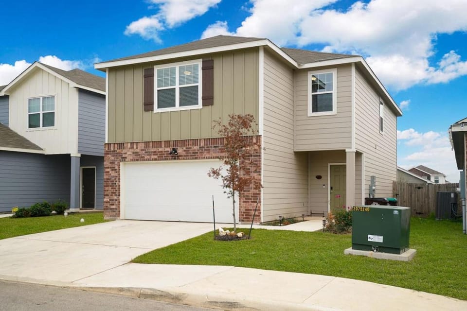Rare Find Luxurious Home Sleeps 13 with Family Fun House in San Antonio