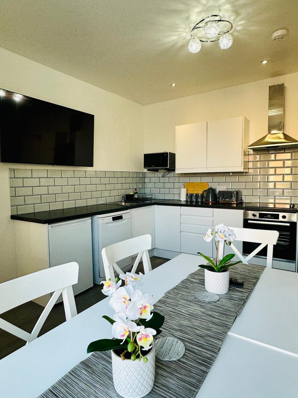 Kitchen or kitchenette, Dining area