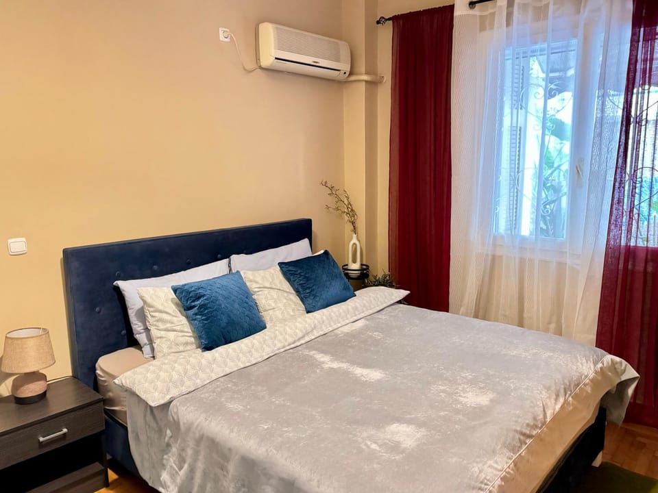 Bed, Bedroom, air conditioner