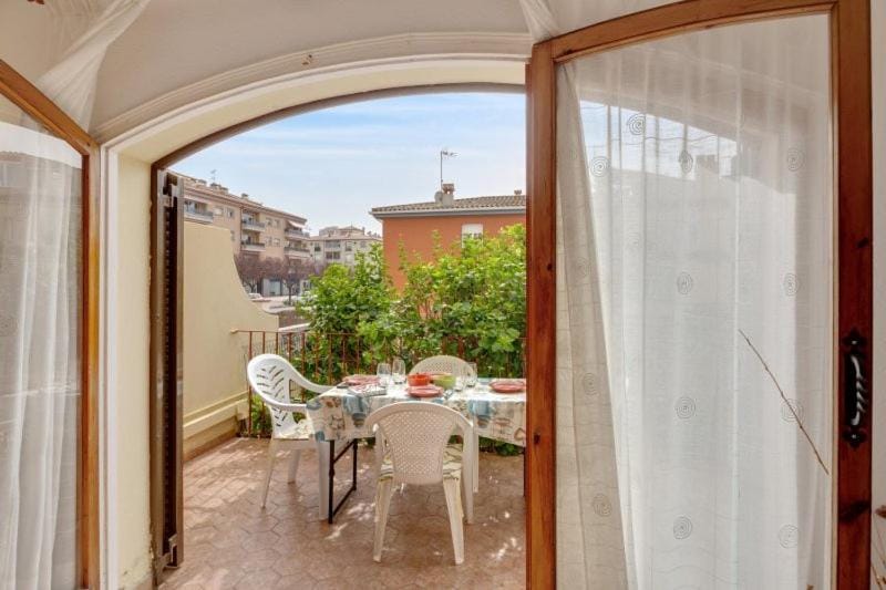 Patio, Day, Dining area