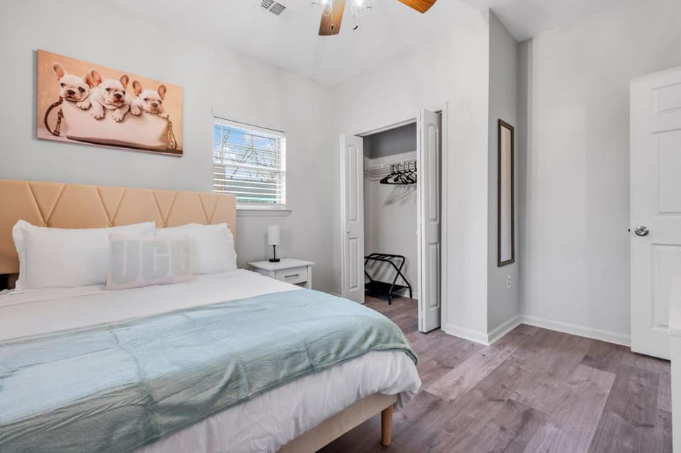 Bed, Photo of the whole room, Bedroom, fireplace, wardrobe