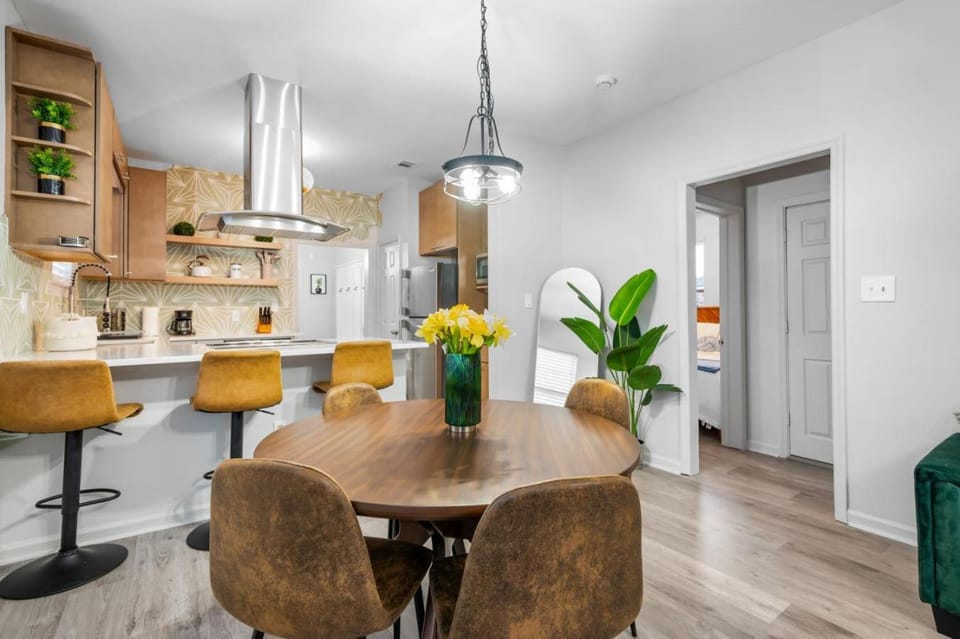 Kitchen or kitchenette, Living room, Seating area, Dining area