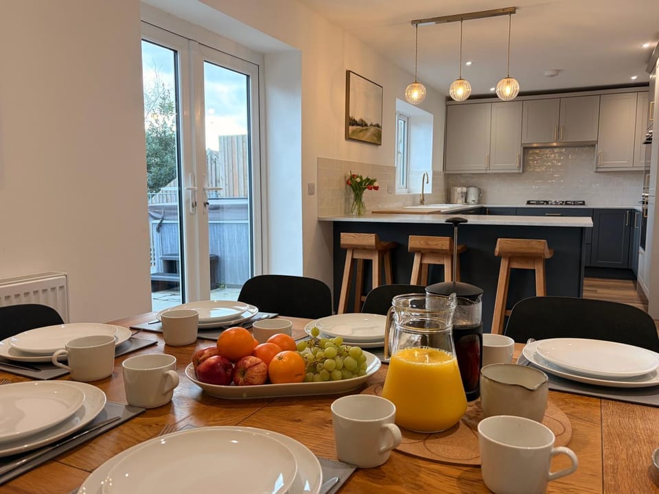 Dining area, kitchen