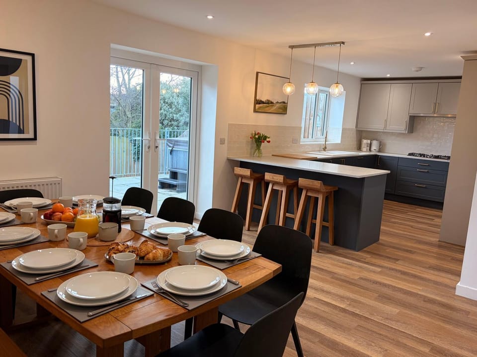 Dining area, kitchen