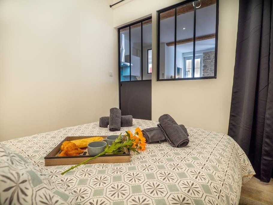 Bed, Bedroom, towels