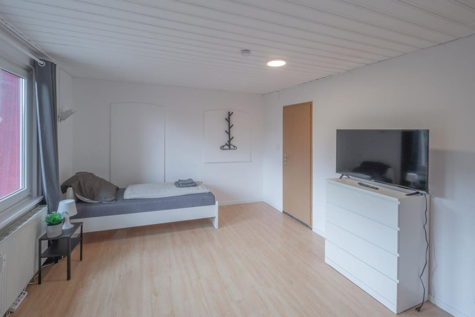 Bed, TV and multimedia, Bedroom