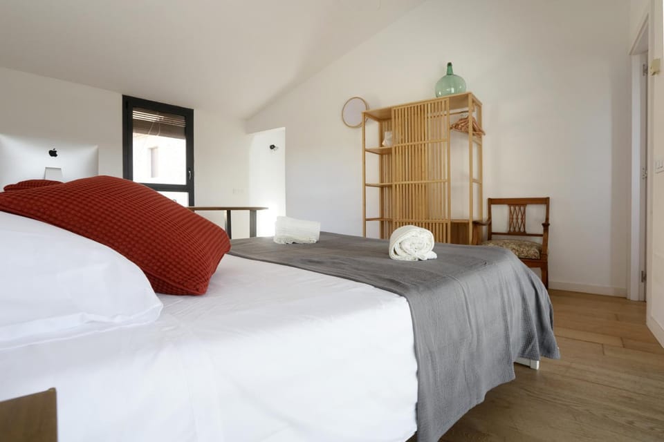 Bed, Bedroom, storage, towels