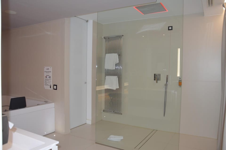 Shower, Bathroom, towels
