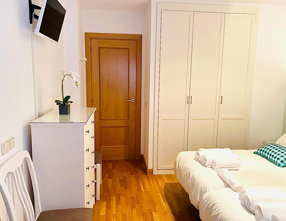 Bed, TV and multimedia, Photo of the whole room, Bedroom, towels, wardrobe