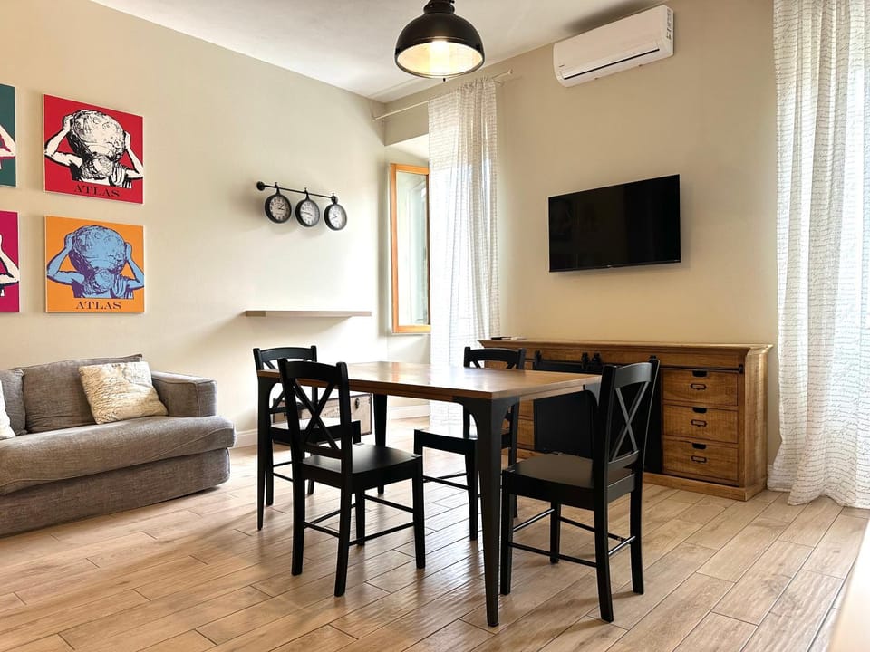 TV and multimedia, Living room, Seating area, Dining area, air conditioner