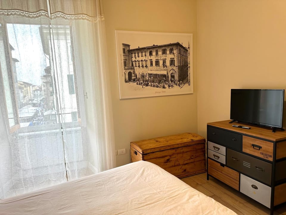 Bed, TV and multimedia, Photo of the whole room, Bedroom