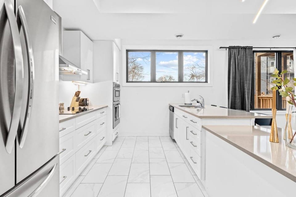 Rent 8Bed 8Bath DowntownLondon Parking Wi-Fi House in London