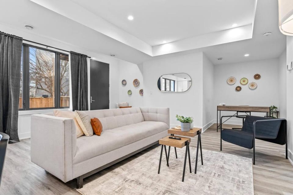 Rent 8Bed 8Bath DowntownLondon Parking Wi-Fi House in London