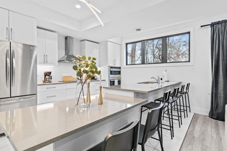 Rent 8Bed 8Bath DowntownLondon Parking Wi-Fi House in London