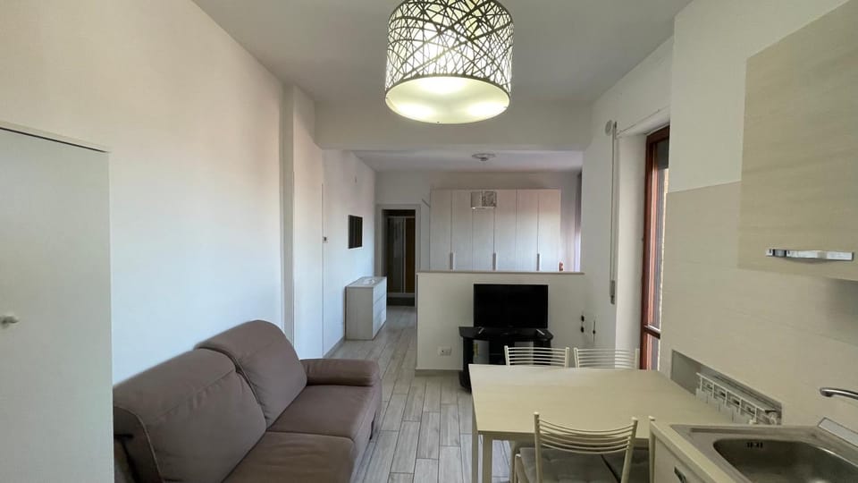 TV and multimedia, Kitchen or kitchenette, Living room, Seating area, Dining area, stove