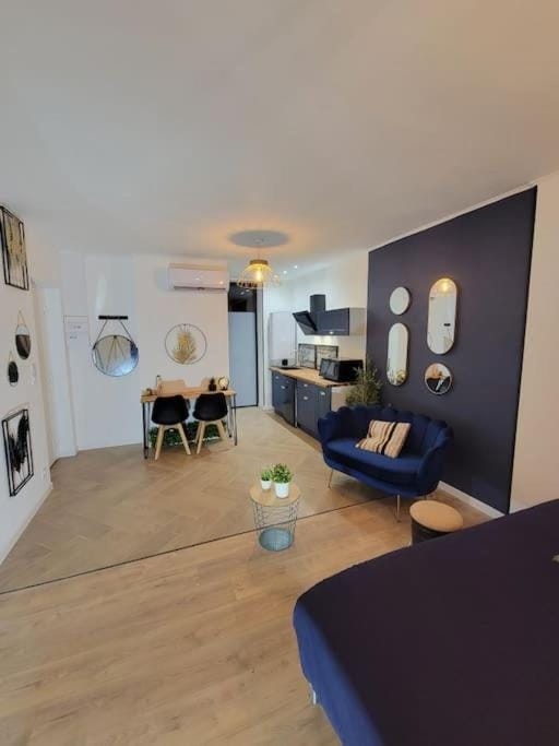 Bed, TV and multimedia, Kitchen or kitchenette, Living room, Photo of the whole room, Seating area, Dining area