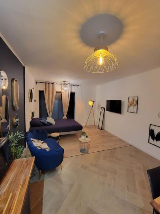 Bed, TV and multimedia, Living room, Photo of the whole room, Seating area