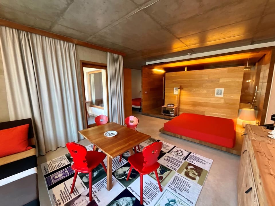 TV and multimedia, Living room, Photo of the whole room, Seating area, Dining area