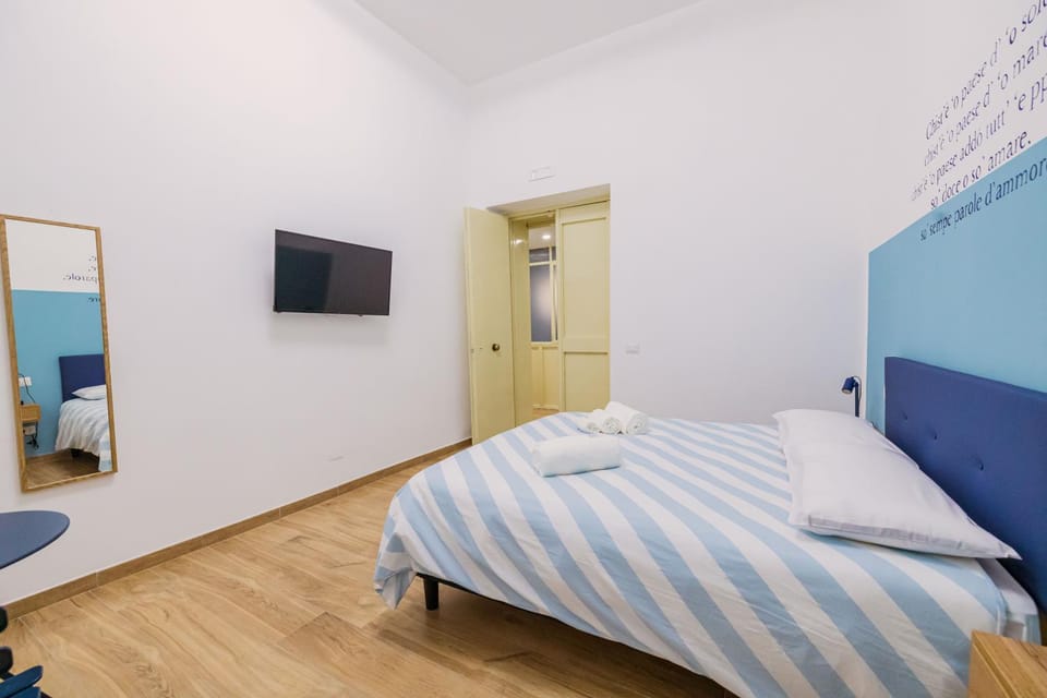 Bed, TV and multimedia, Photo of the whole room, Bedroom