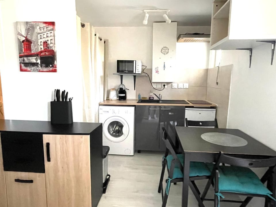 Dining area, minibar, stove, washing machine