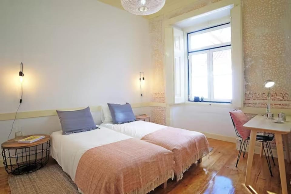 Bed, Photo of the whole room, Seating area, Bedroom