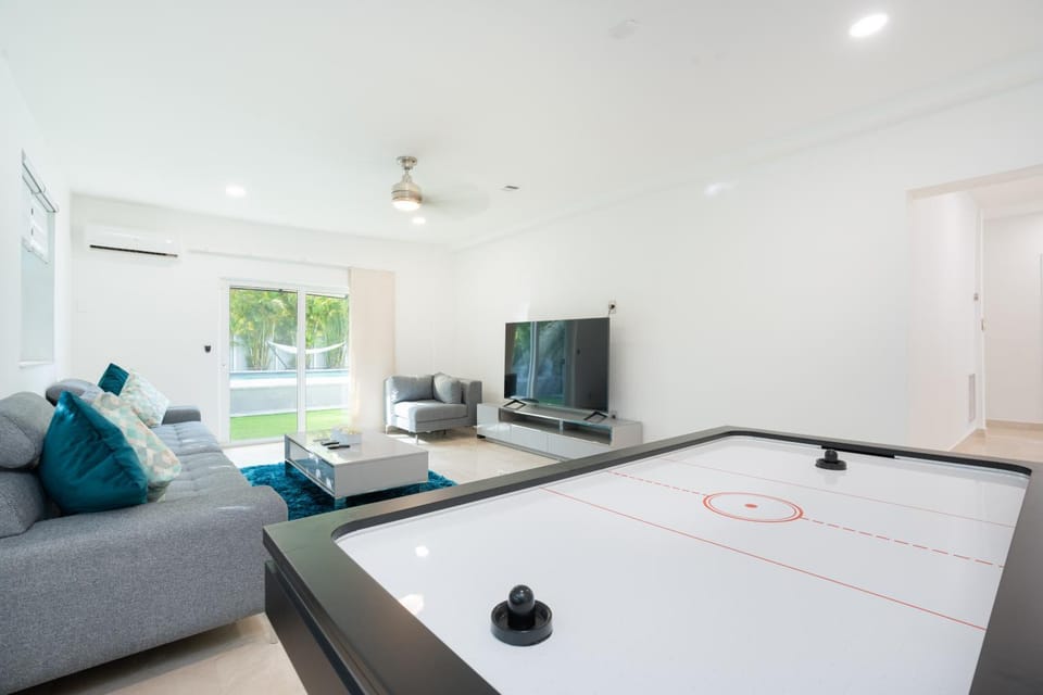 Communal lounge/ TV room, TV and multimedia, Living room, Seating area, Evening entertainment
