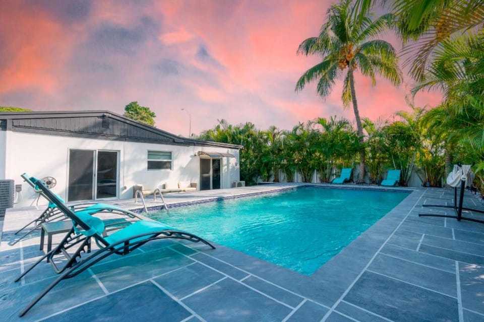 Day, Pool view, Swimming pool, sunbed