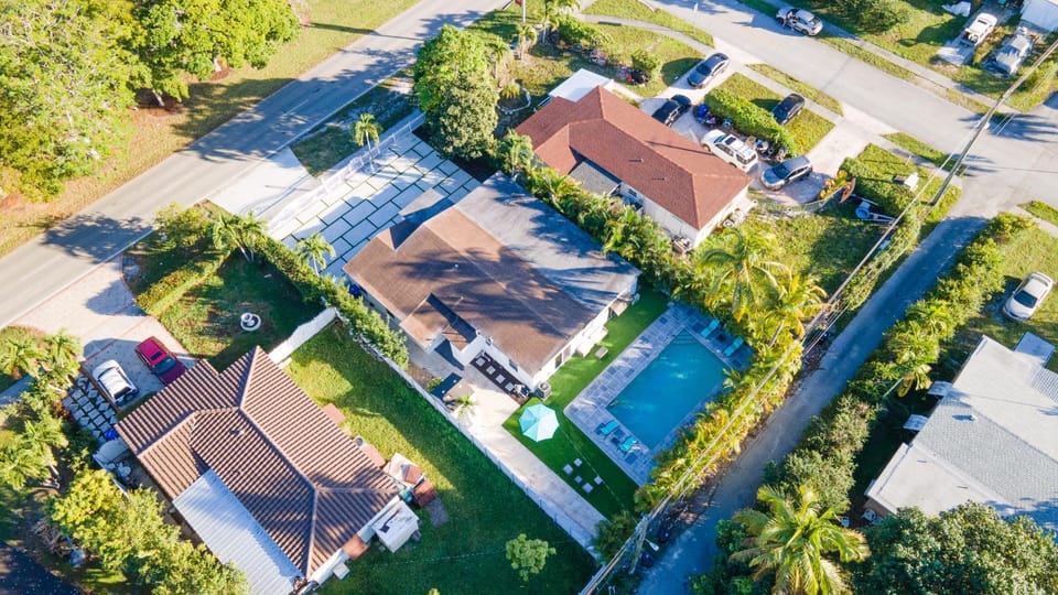 Property building, Neighbourhood, Bird's eye view, Pool view, Street view