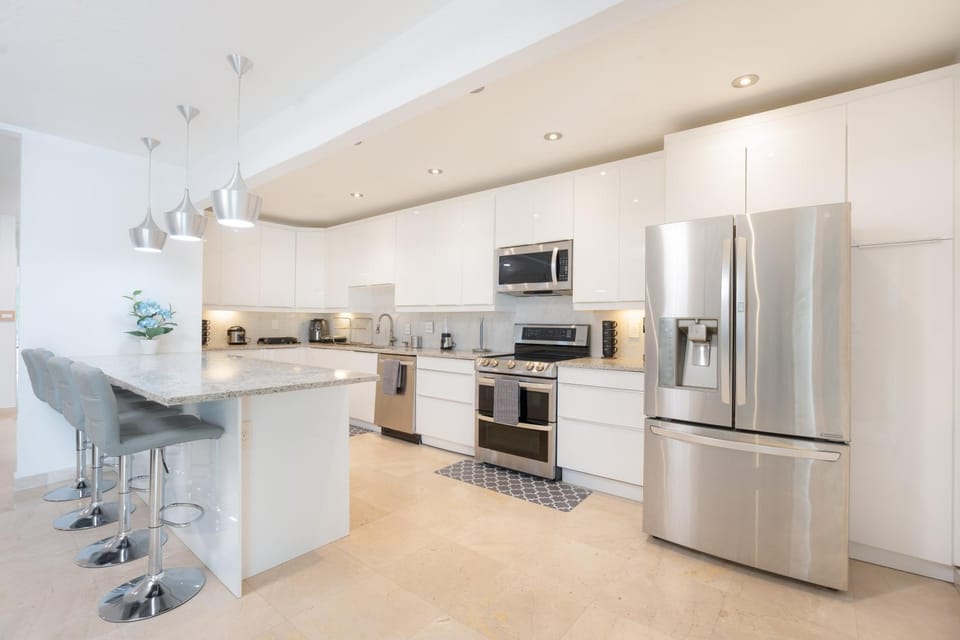 Kitchen or kitchenette, Dining area, stove