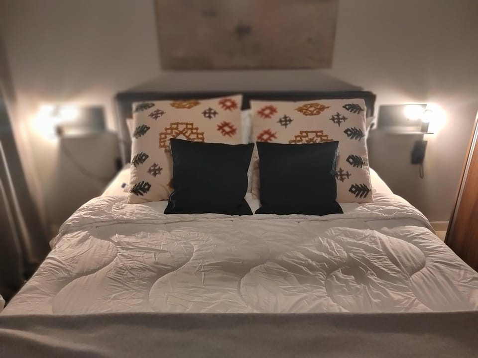 Bed, Photo of the whole room, Bedroom