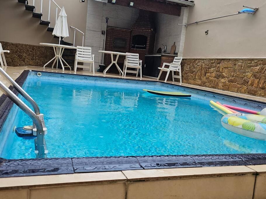 Belíssima Casa a Beira Mar com Piscina Aquecida Cobrado a Parte, 5 Quartos com Ar Condicionado, Amplo Salão de Jogos com Mesas de Bilhar e Pebolim, Amplo Espaço Externo com Churrasqueira em Deck Gourmet Coberto frente a Piscina,Tudo isso á Beira Mar House in State of São Paulo