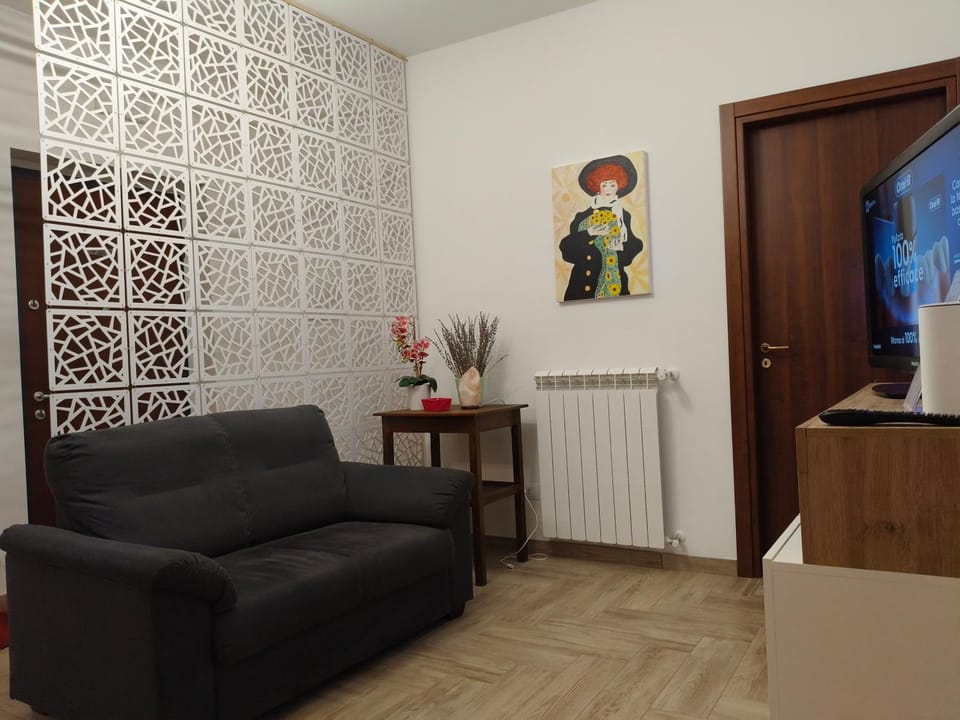 TV and multimedia, Kitchen or kitchenette, Living room, Seating area, internet
