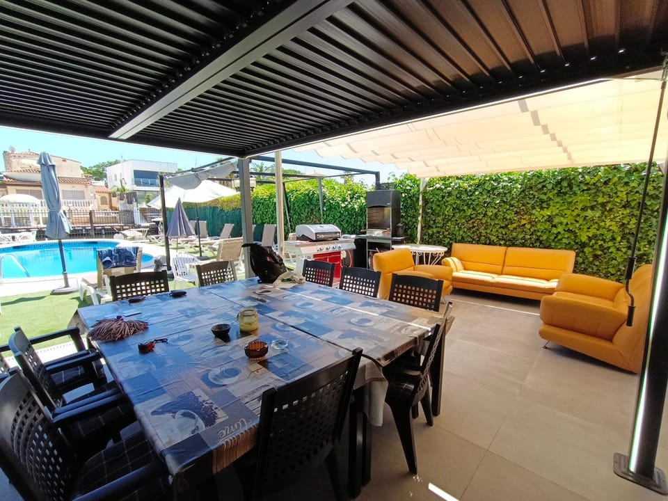Seating area, Dining area, Pool view, Swimming pool