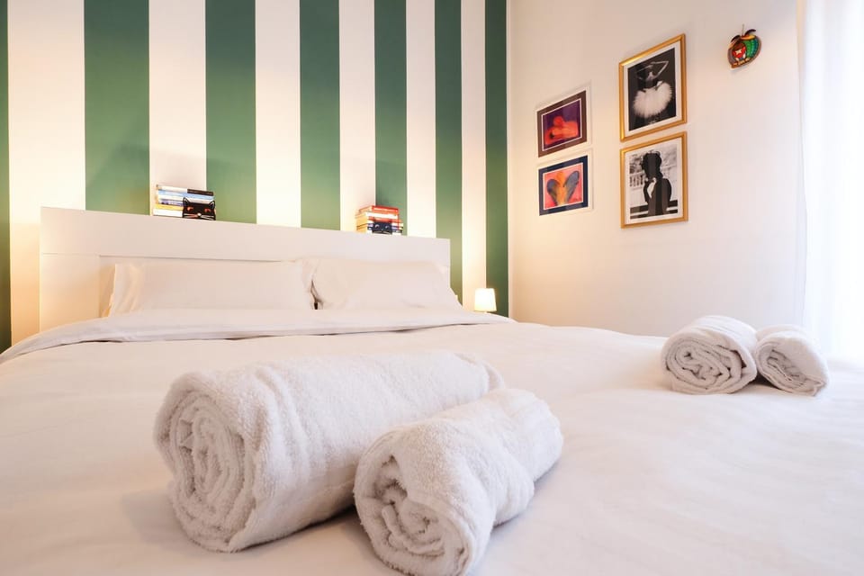 Bed, Bedroom, towels