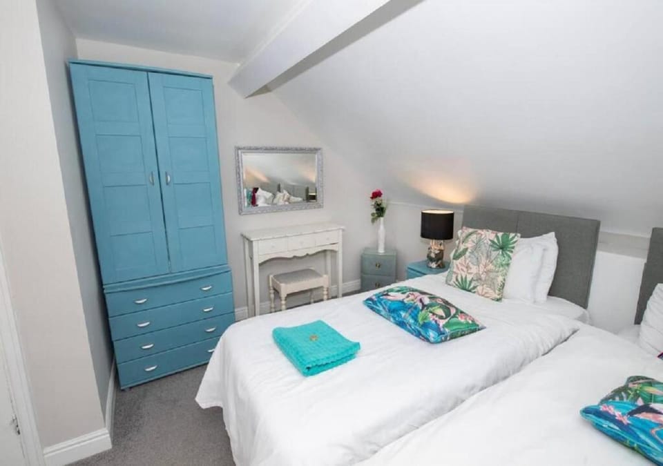 Bed, TV and multimedia, Photo of the whole room, Bedroom, towels, wardrobe