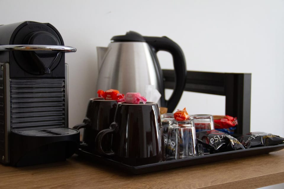 Coffee/tea facilities, Food and drinks, Food
