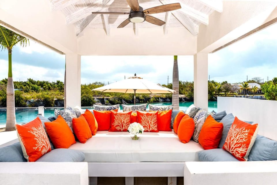 Lagoon View Villa, Pool, Dock, & Waterways Villa in Turks and Caicos Islands