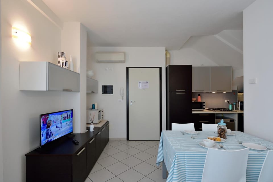 Kitchen or kitchenette, Other, Dining area