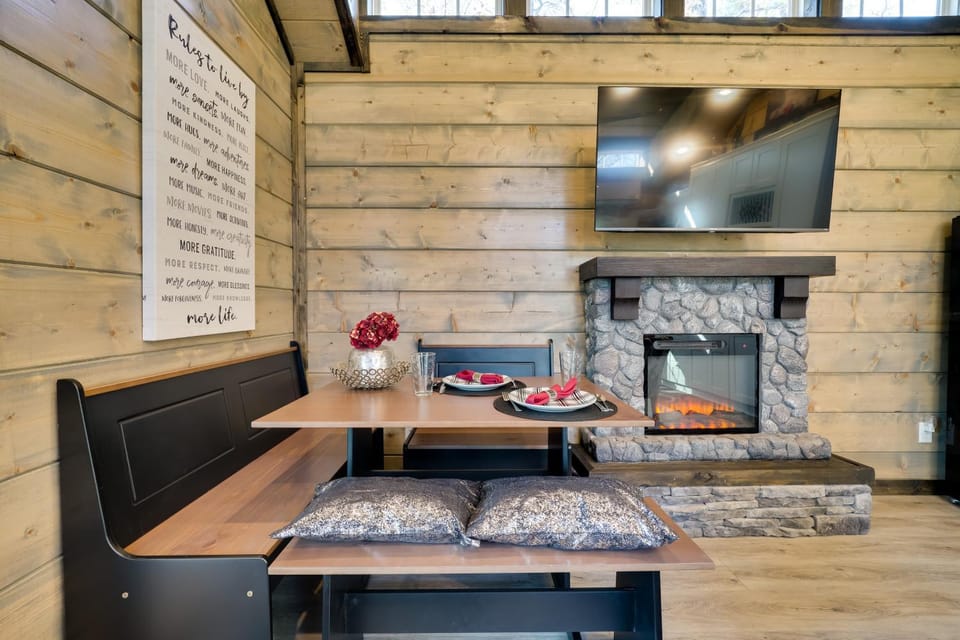 Pet-Friendly Broken Bow Cabin: Hot Tub & Fireplace Cabin in Oklahoma