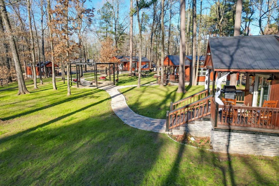 Pet-Friendly Broken Bow Cabin: Hot Tub & Fireplace Cabin in Oklahoma