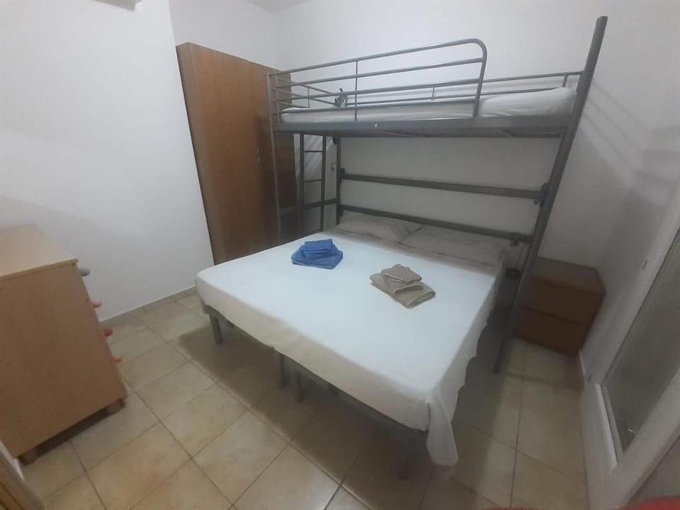Bedroom, bunk bed, towels