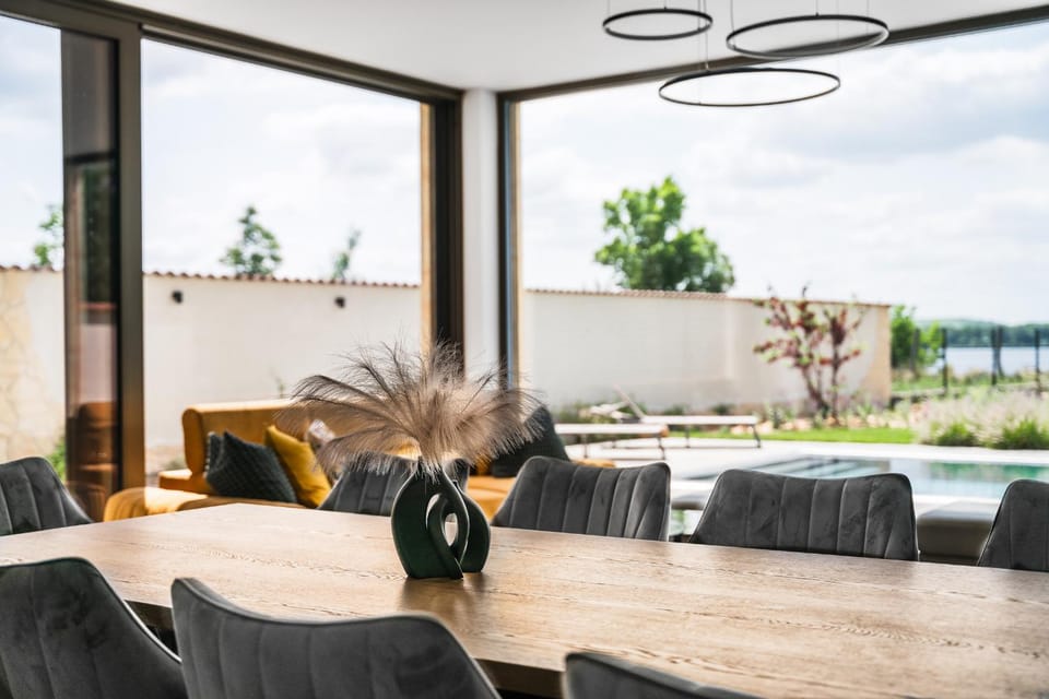 Living room, Garden view, Lake view