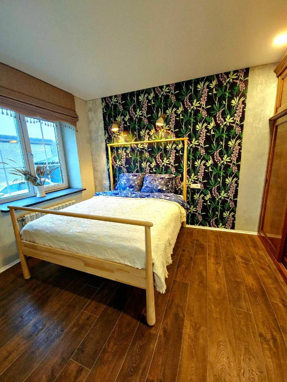 Photo of the whole room, Bedroom
