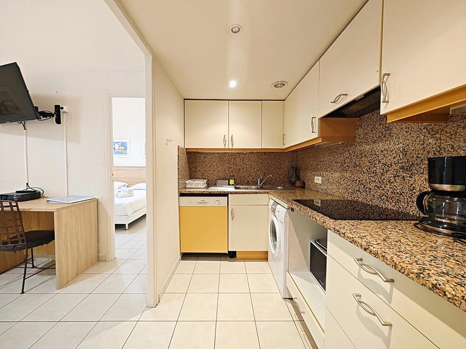 Coffee/tea facilities, Kitchen or kitchenette, dishwasher, microwave, washing machine