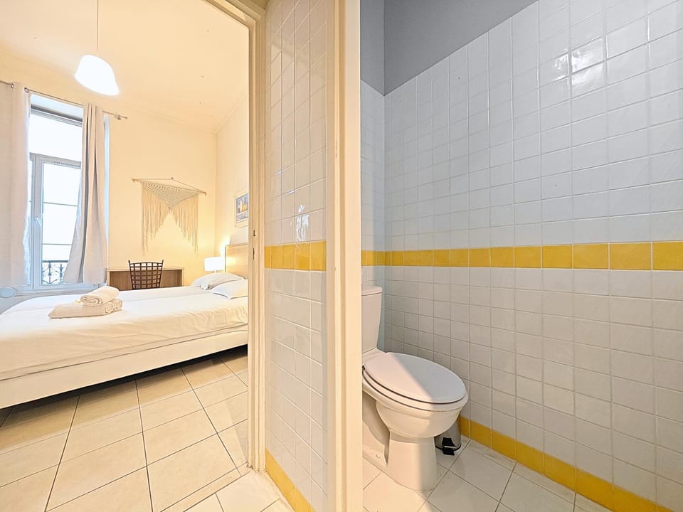 Toilet, Bed