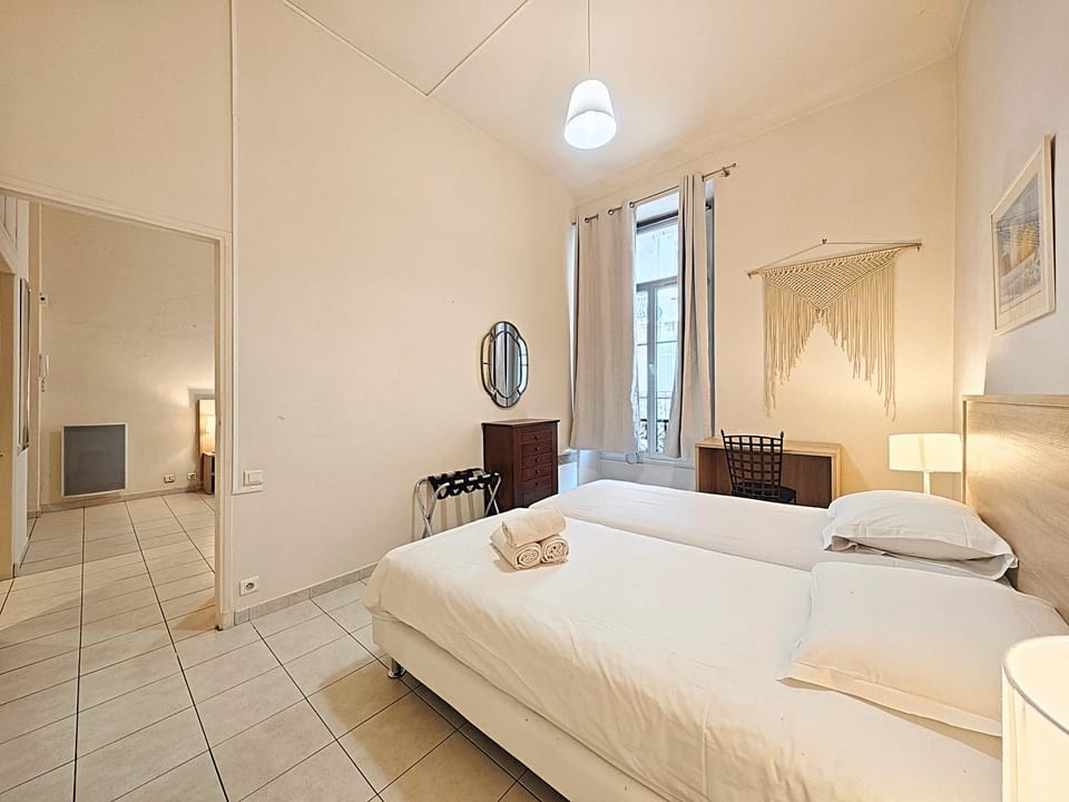 Bed, Bedroom, heating