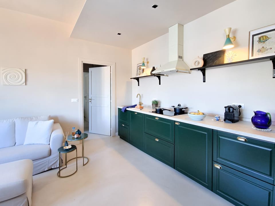 Coffee/tea facilities, Kitchen or kitchenette, stove
